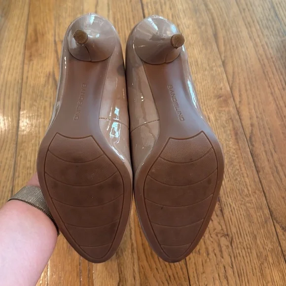 ✨ Bandolino Classic Tan Patent Heels — Size 8 ✨ - Picture 5 of 5